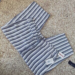 Plus size capris pants, Per Se is the brand, NWT @ $49, size 1X navy and white